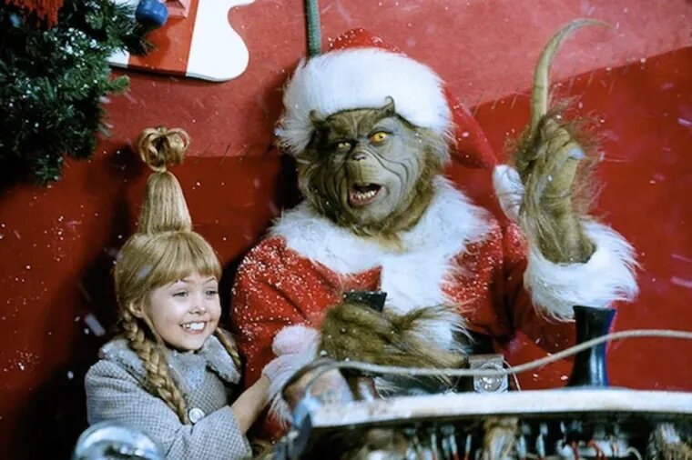 «Гринч — похититель Рождества» (2000)
Лента Рона Ховарда, основанная на одноименной книге знаменитого детского писателя Доктора Сьюза, рассказывает об одном из жителей выдуманного города Ктограда — зеленом и волосатом существе по имени Гринч. В отличие от других горожан, которые обожают Рождество и празднуют его с настоящим размахом, он ненавидит праздник. Это время года напоминает ему об одиночестве и том, как ктоградцы не принимают не похожего на них монстра и считают его изгоем. Однажды, устав смотреть на счастье горожан, он решает испортить всем Рождество — украсть подарки и снять украшения с домов. Роль Гринча в фильме исполнил Джим Керри. Лента получила «Оскар» за лучший грим в 2001 году. А 2018 году студия Illumination выпустила мультфильм-ремейк истории.