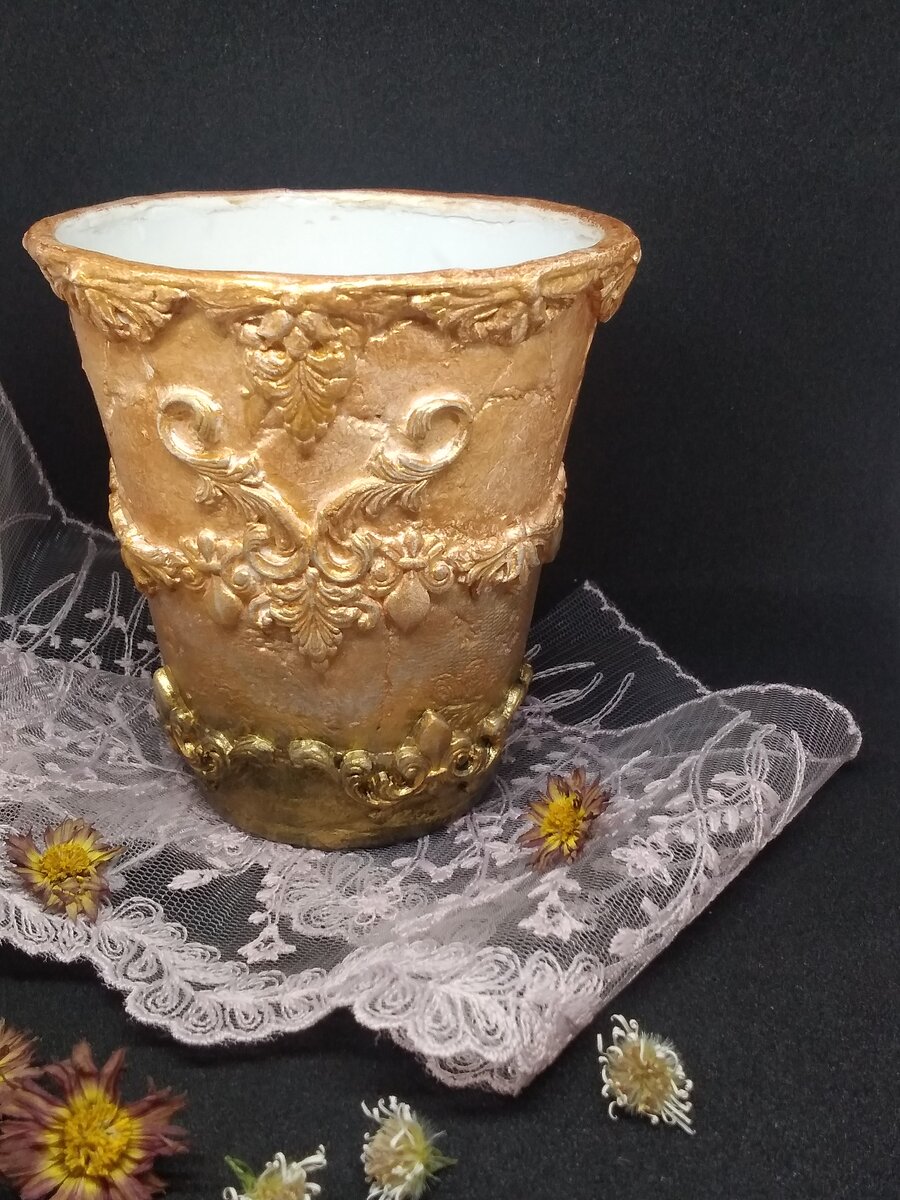 На фоне кружева и сухоцветов