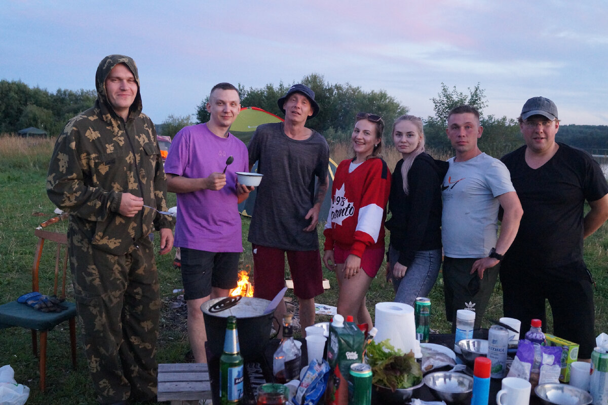 Ловим лучики вечернего Солнца и готовимся "кушаЦ." Вечера уже по - августовски прозладные