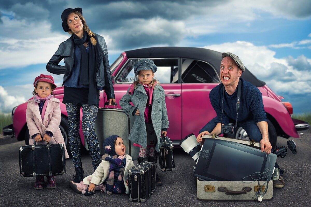 люди в новой квартире. переехали в новую квартиру. семья переезжает в новый дом. путешествие с семьей. паника переезд ребенок.