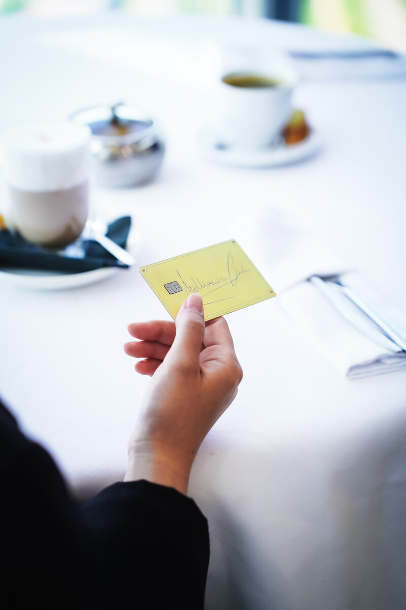 Карта от Cartelye с надписью "Клуб миллионеров" 