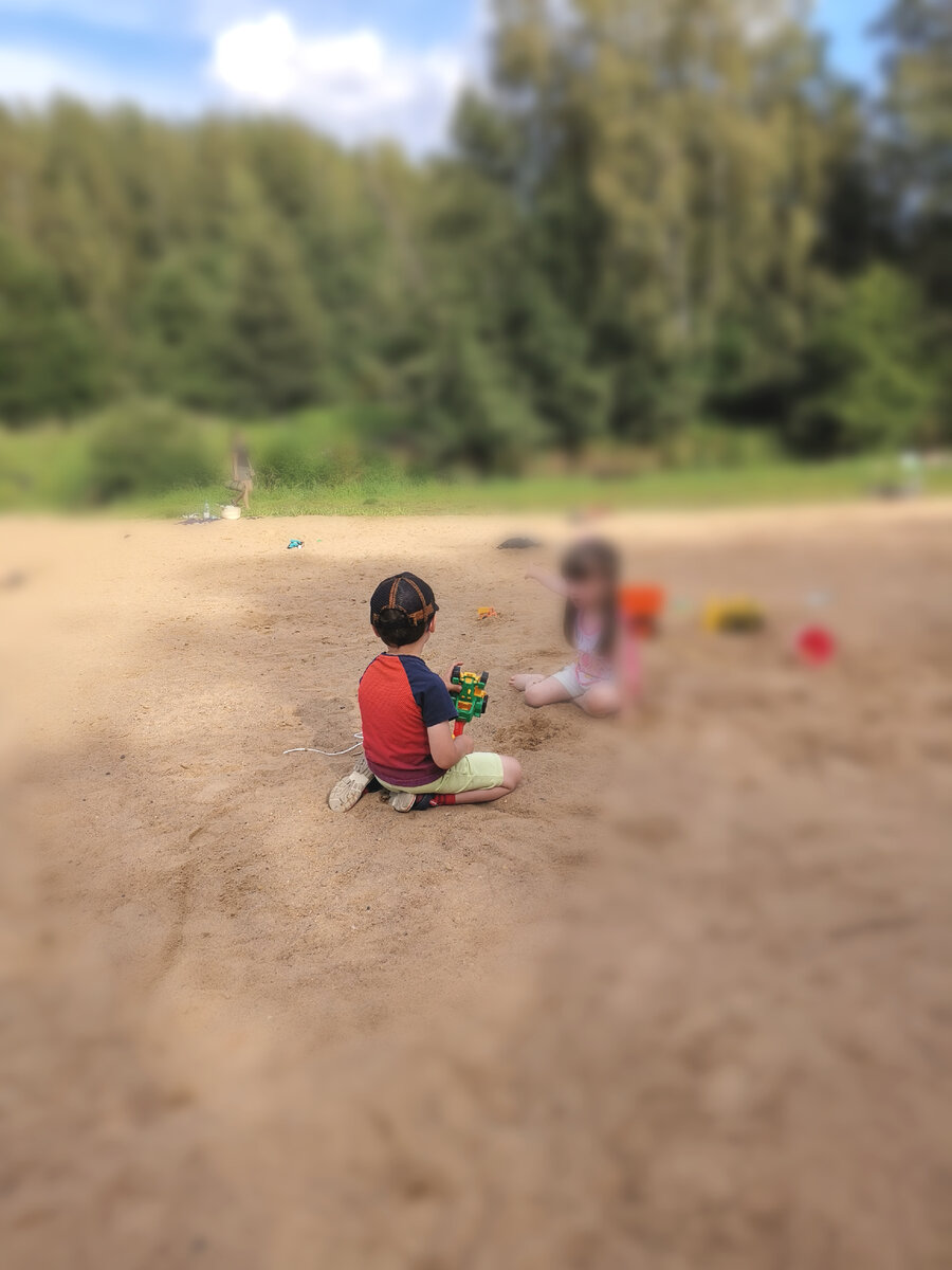 Сидит заюшка, играет с девочкой в песочек. Казалось бы, что может быть не так, да? 