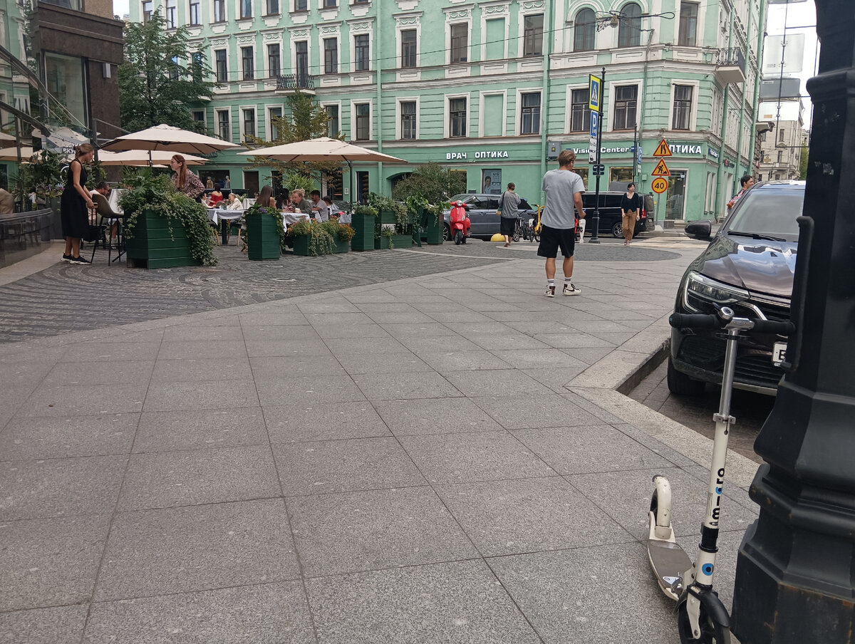 Летние веранды в кафе на Петроградской стороне. 