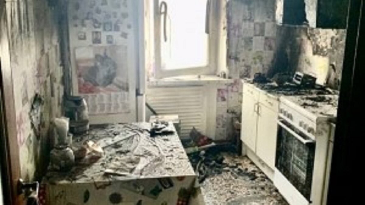     В Ижевске в рамках расследования уголовного дела о пожаре обвинение в оказании услуг, не отвечающих требованиям безопасности, предъявлено сотруднику газораспределительной организации. По версии следствия, он так невнимательно проверил оборудование в квартире, что жилище сгорело.