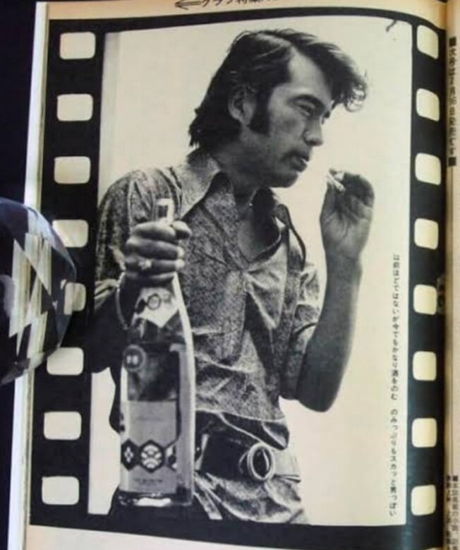 Это Киёхико Одзаки. Один из лучших певцов Японии 70-х, если не лучший. Какой голос! Его называют японским Томом Джонсом. По мне так он бесподобен. Рекомендую послушать песню また逢う日まで. Фото из открытых источников.