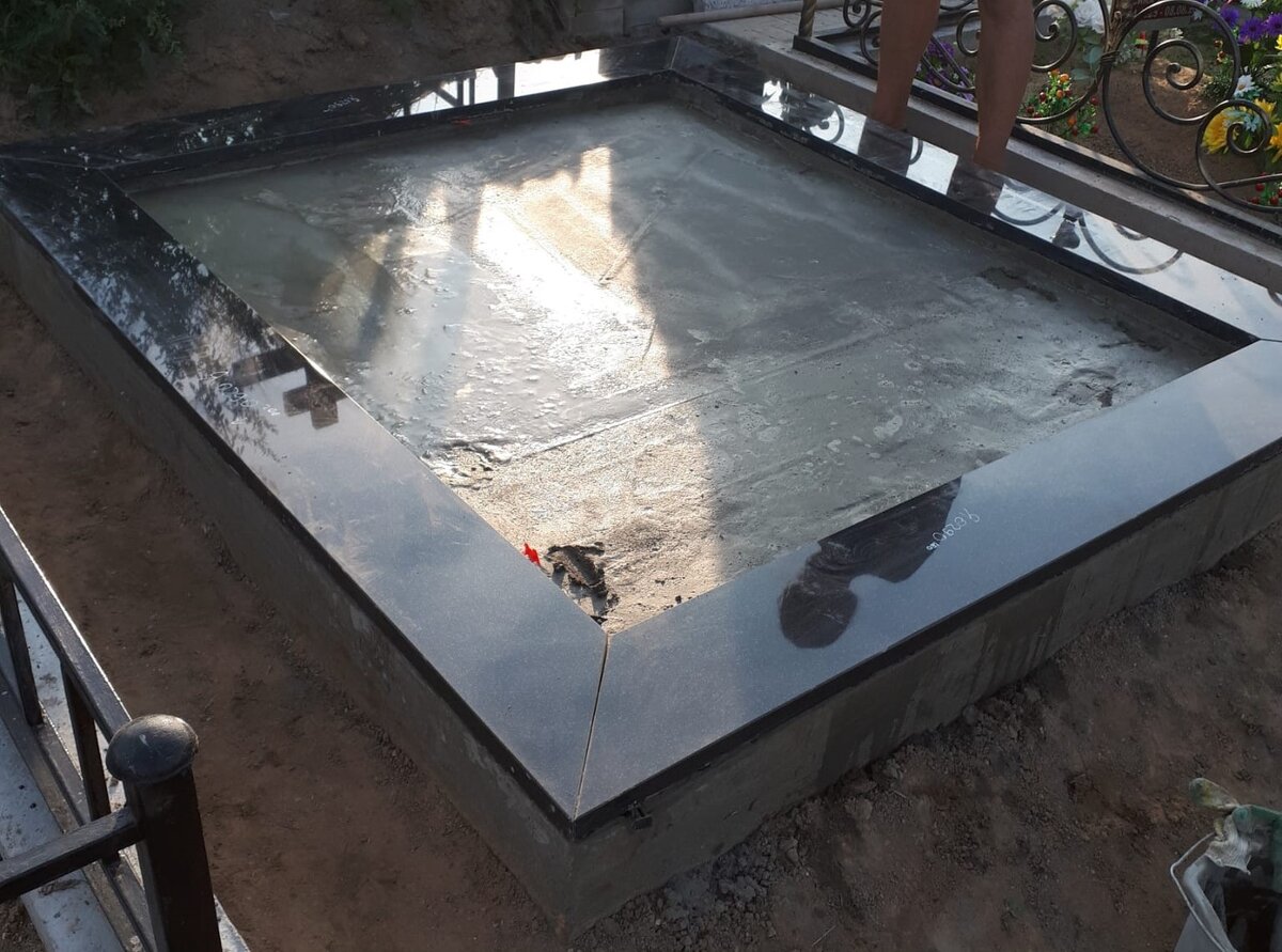 Цоколь на могилу из чёрного гранита