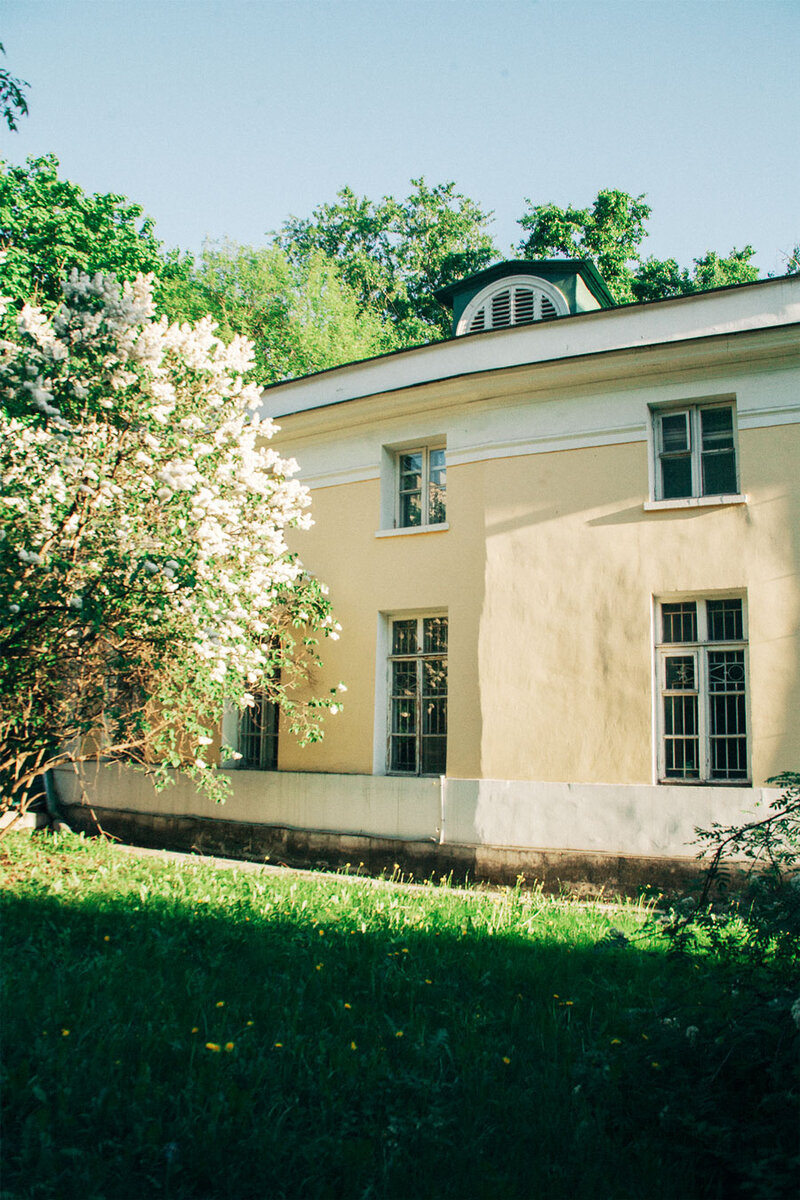 Изначально здание усадьбы было одноэтажным, но при купцах Алексеевых достраивается ещё один этаж для хозяйственных нужд
