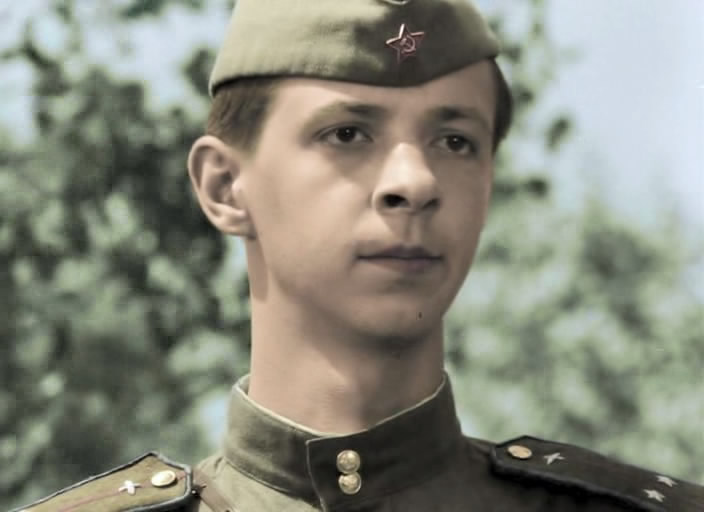 Сергей Иванов в фильме «В бой идут одни "старики"». Кадр из фильма