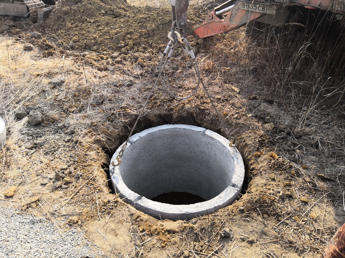 Монтаж бетонных колец.