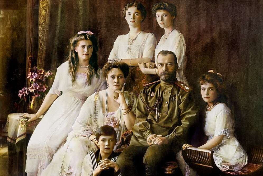Император Николай Второй, его жена Александра Фёдоровна, их дети — великие княжны Ольга, Татьяна, Мария и Анастасия, цесаревич Алексей.