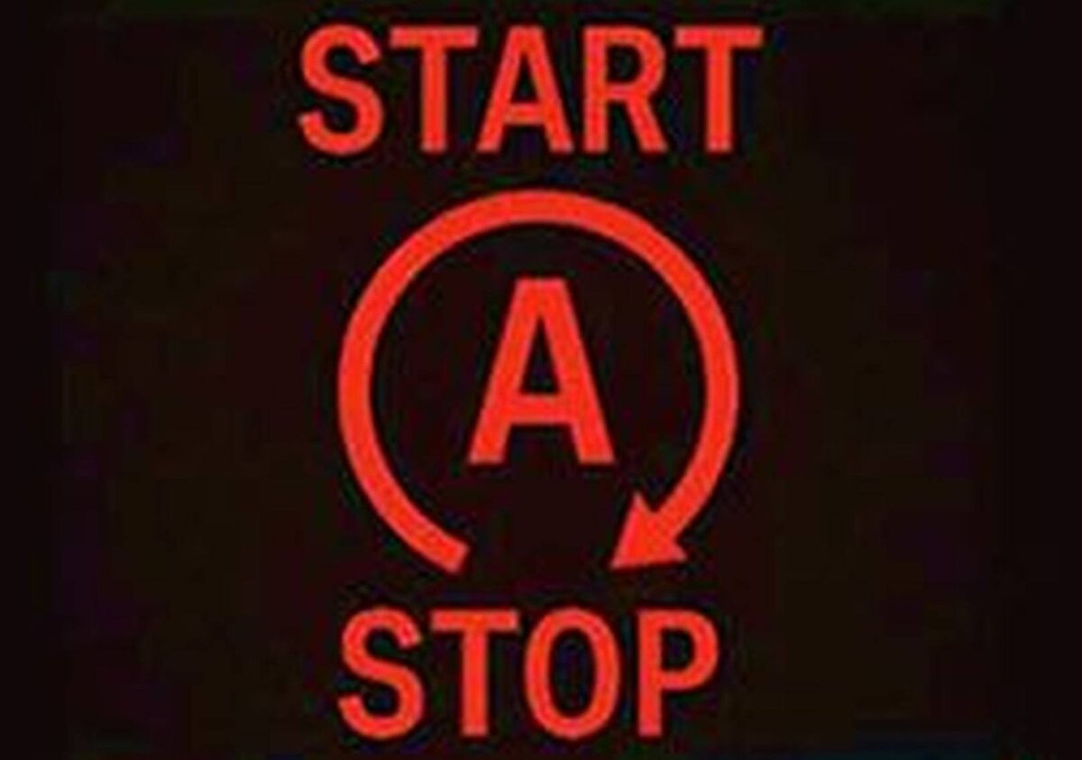 Это системный индикатор Start-Stop. Называется по-разному, например, i-stop в Mazda.