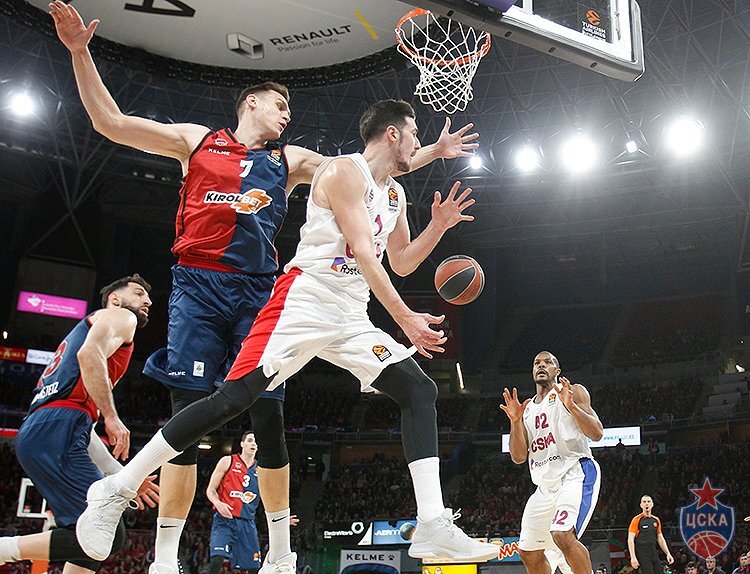 В атаке Нандо де Коло. Фото: Михаил Сербин (cskabasket.com) 