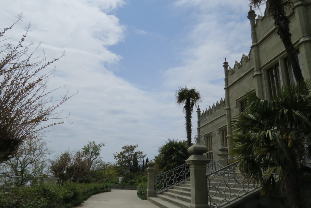 Одно из известнейших архитектурных сооружений Крыма – Воронцовский дворец – расположился в окрестностях горы Ай-Петри. По сути, это целый комплекс, который совмещает в себе непосредственно сам дворец и прилежащую к нему территорию парка. Благодаря графу Воронцову в сооружении сочетаются английская строгость и восточная роскошь. Парковая зона представляет из себя Верхний и Нижний парк, которые по красоте не уступают друг другу. Невозможно обойти всю территорию за 1 день, ведь здесь есть и водопад, и лебединое озеро, и уникальные растения, которых нет в других частях побережья. Воронцовский дворец – это неповторимая атмосфера, в которую обязательно нужно окунуться.