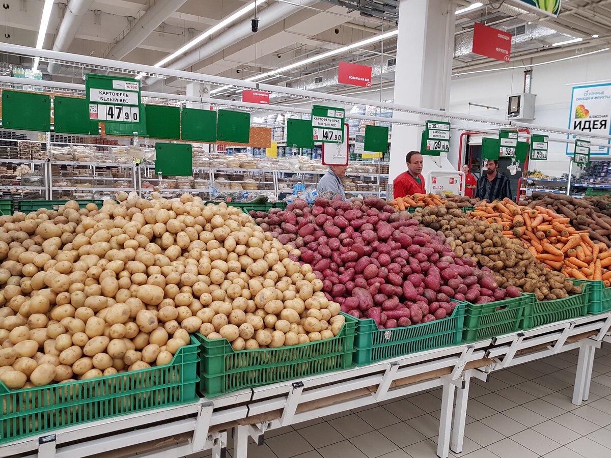 вот сейчас на том самом месте, где я набирала картофель, сотрудник меняет ценники. Обратите внимание на картофель напротив него, с моей стороны (39,90) и сравните через фотку ниже
