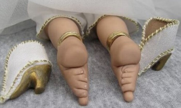 Женщины калечили себя, чтобы надеть миниатюрную обувь.