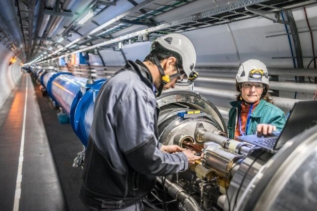 Фото отсюда - https://home.cern/science/accelerators/large-hadron-collider