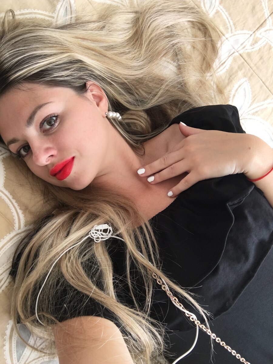 в моих мечтах всегда было так что мужчина должен быть старше . Он уже мудрый умный и готов к семьи. Мой муж старше меня на 8 лет . Когда мы познакомились мне было 20 лет ему 28, конечно первое вречя я думала я маленькая девочка, а он уже  мужчина почти 30 летний , взрослый, опытный.  Он уже был готов к семье , а с молодыми  одногодками  не интересно они  же молодые им надо закончить институт , найди работу, встать на ноги , ну как раз к 30 годам созреют .  И   я так сильно  влюбилась, рядом со мной сильный умный мужчина знает уже что хочет от жизни. Все как я мечтала А как вы считаете разница в возрасте это романтично?  И обязательно ли мужчина  только должен быть старше ? А девушка можеит быть Старше ?