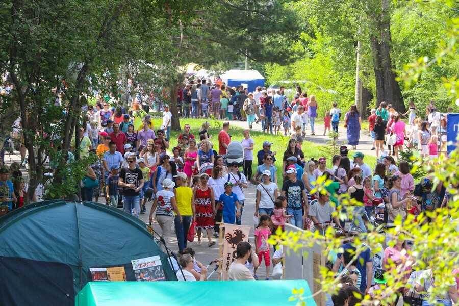 Большой городской пикник на свежем воздухе или фестиваль «Зеленый» начался в столице Хакасии в полдень.