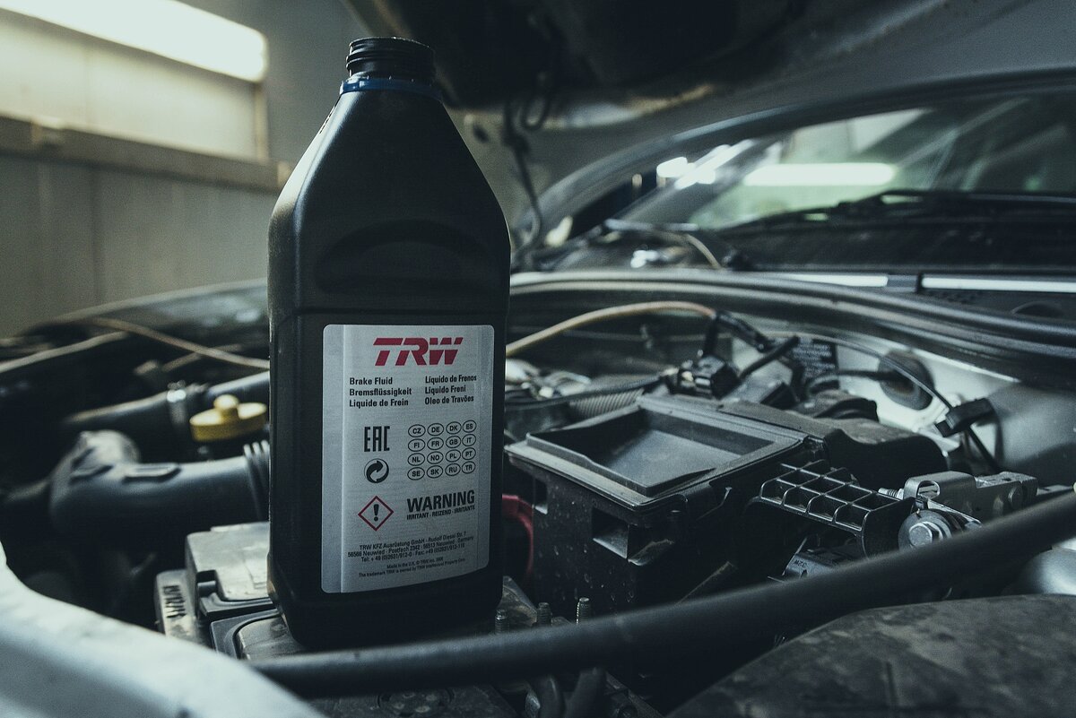 Процедура замены тормозной жидкости длиться около 30-40 минут. И стоит относительно недорого.