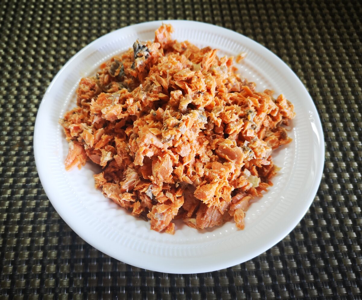 В тарелочке разобрать рыбку, удалить хребет и если попадутся косточки.