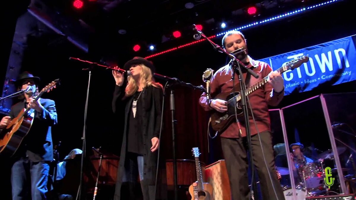 Over The Rhine  в полном составе во время концерта