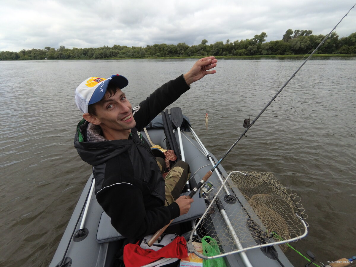 Ловля на фидер с лодки в июле на Оке 2019