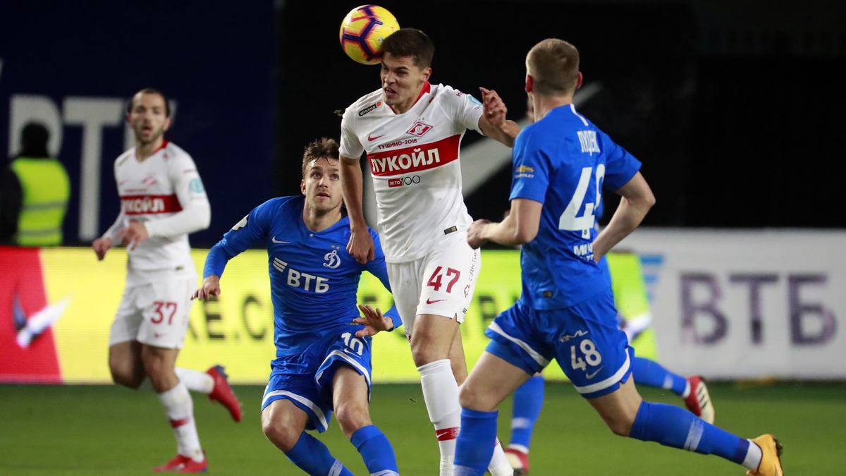 Рома Зобнин в окружении динамовцев