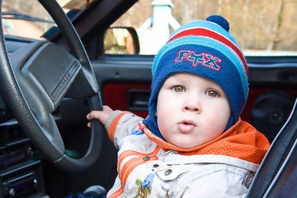 Мам,я когда вырасту куплю тебе джип. А тебе пап шоколадку, чтобы не обижался.