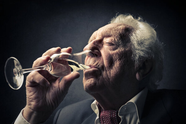 Пожилой возраст и алкоголь: какова польза и вред?