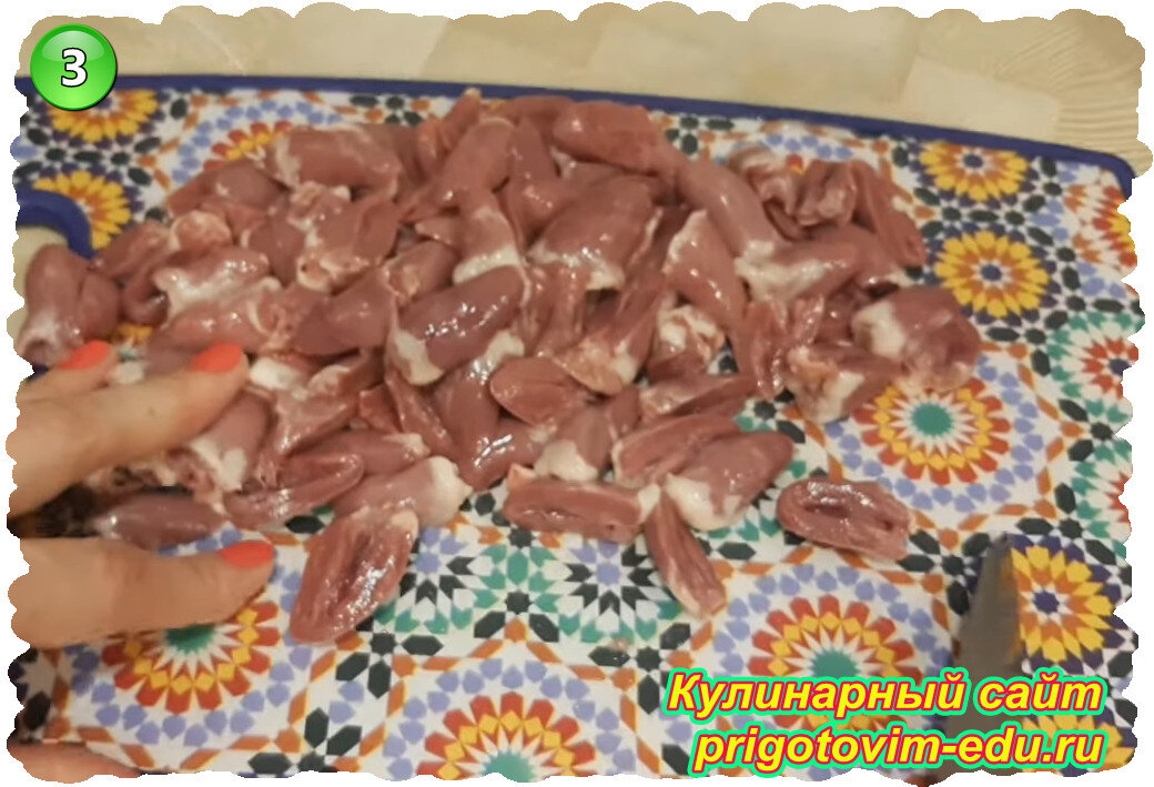 Сердечки куриные в сливочном соусе с грибами на сковороде