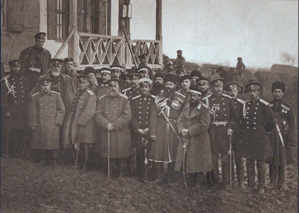 Генералы и адъютанты у резиденции императора, ноябрь 1877-го