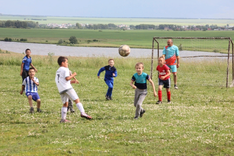 Игра мальчик в деревне. Футбол в деревне. Футбол дети во дворе в селе. Играют в футбол в деревне. Деревенские дети играют в футбол.