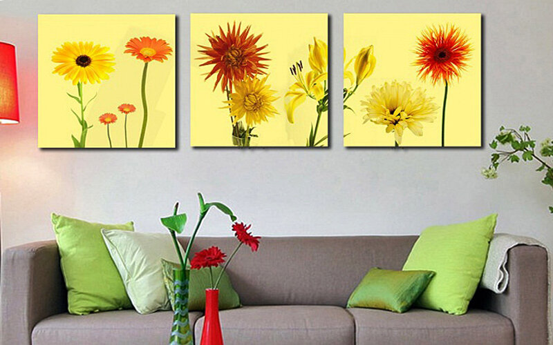 Модульная картина, украшающая стену за диваном