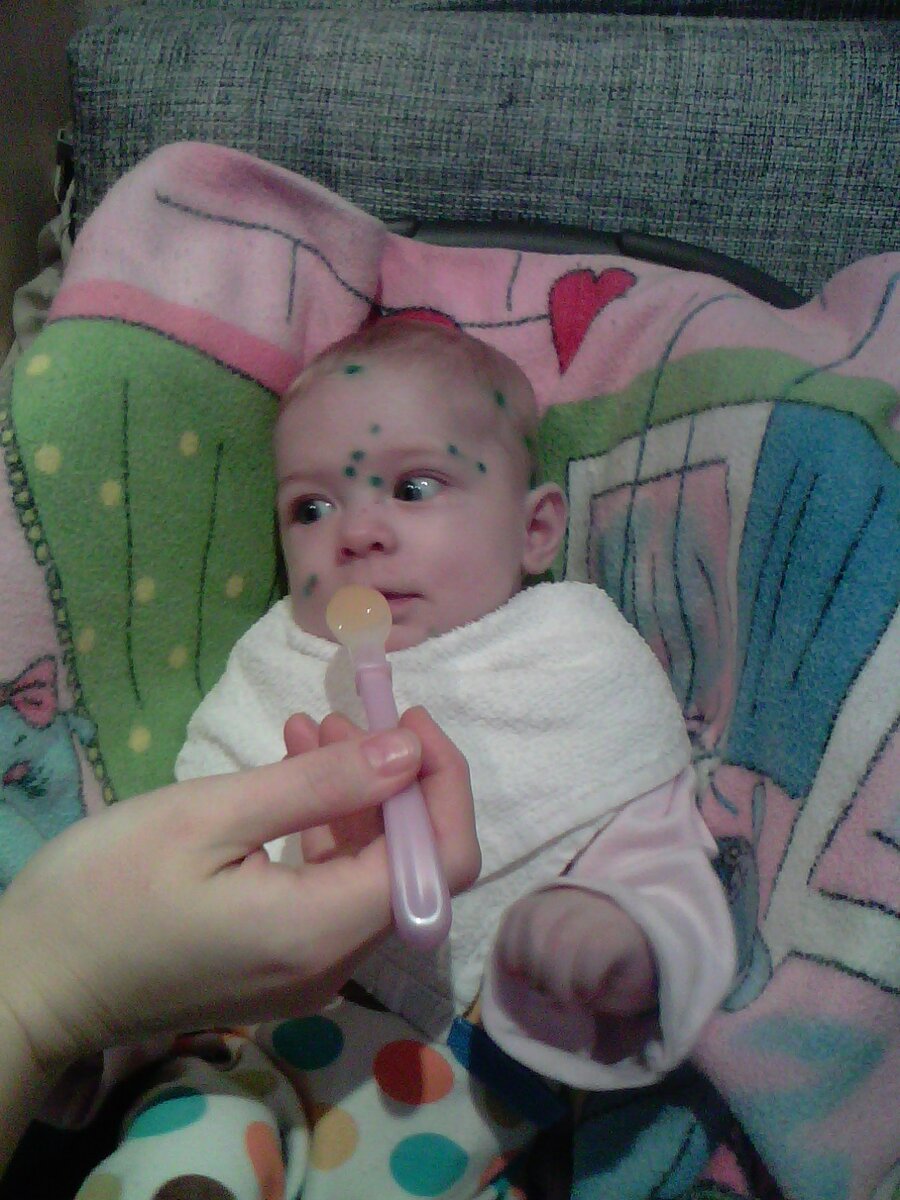 01.02.2013 Таська кушает фруктовое пюре.