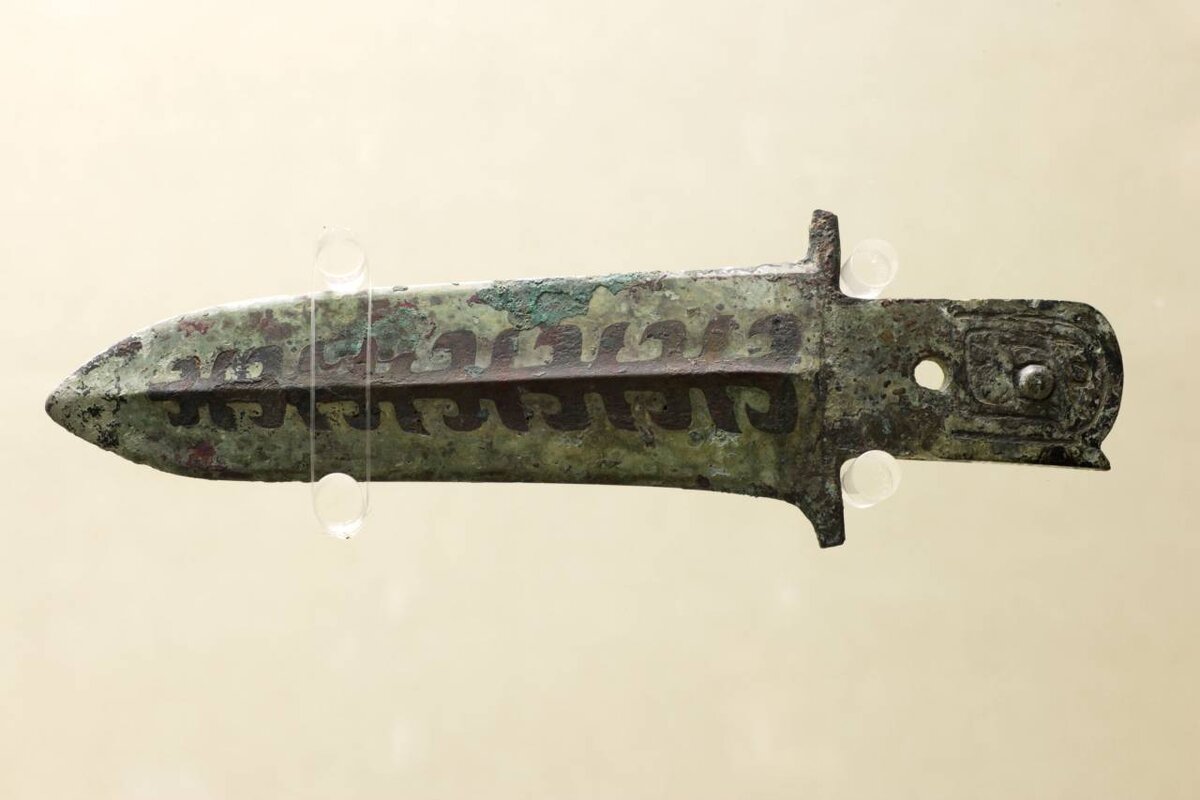 Древний бронзовый клинок