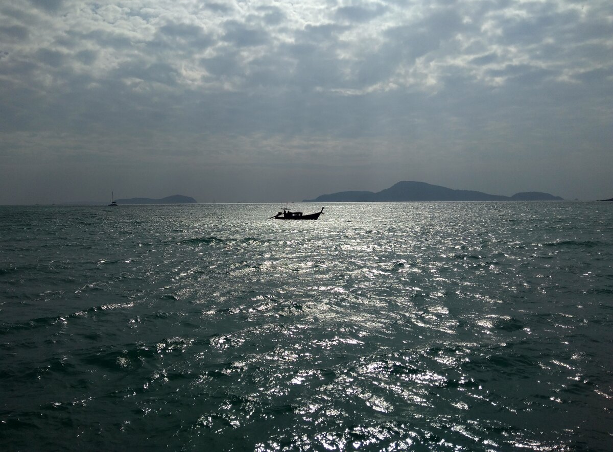 2. Пхукет омывается теплым Андаманским морем. Температура воды в самый раз, освежает, но не холодная. Температура воздуха не более 30-32 градусов днем. Климат переносится хорошо.