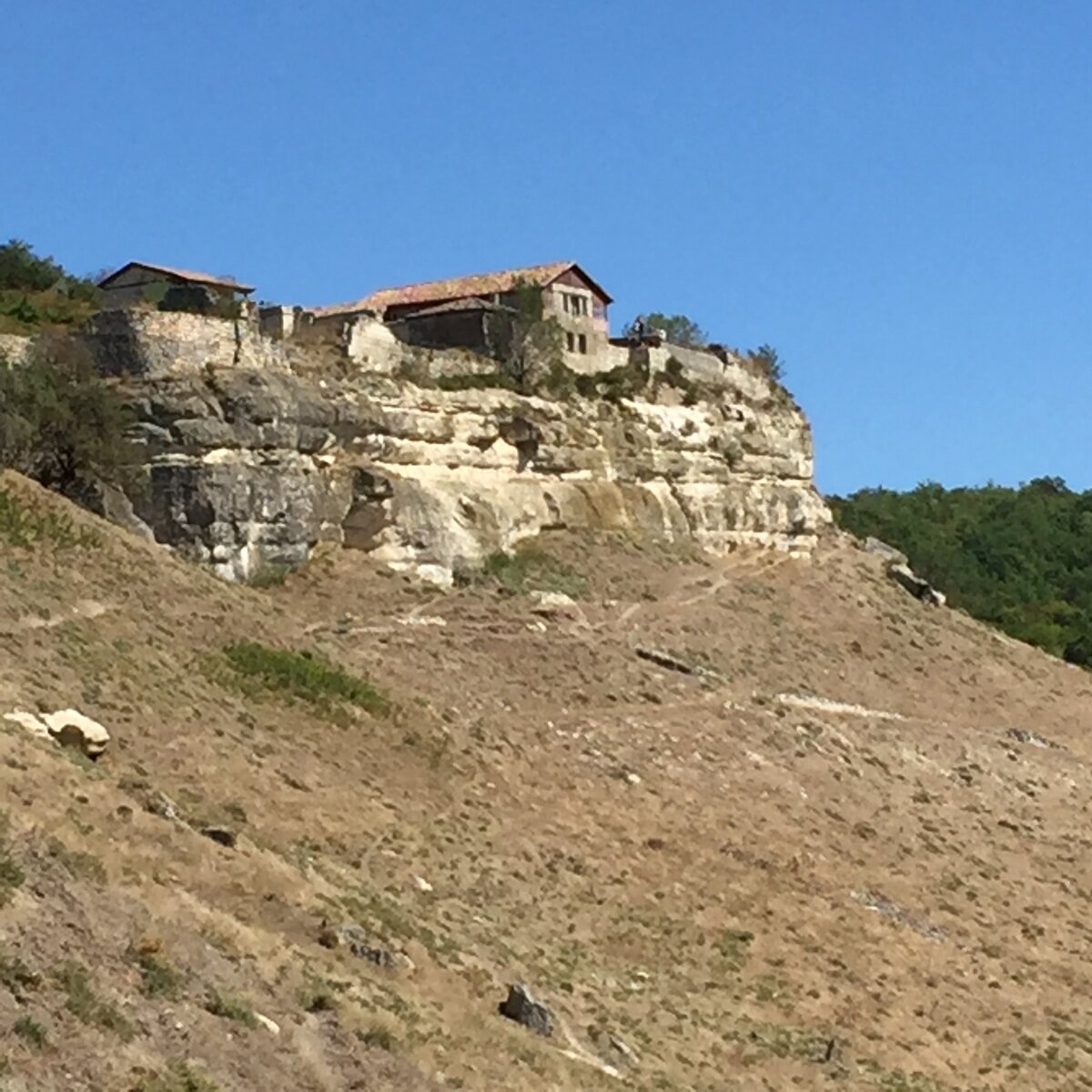 Вид на южную стену Чуфут-Кале.