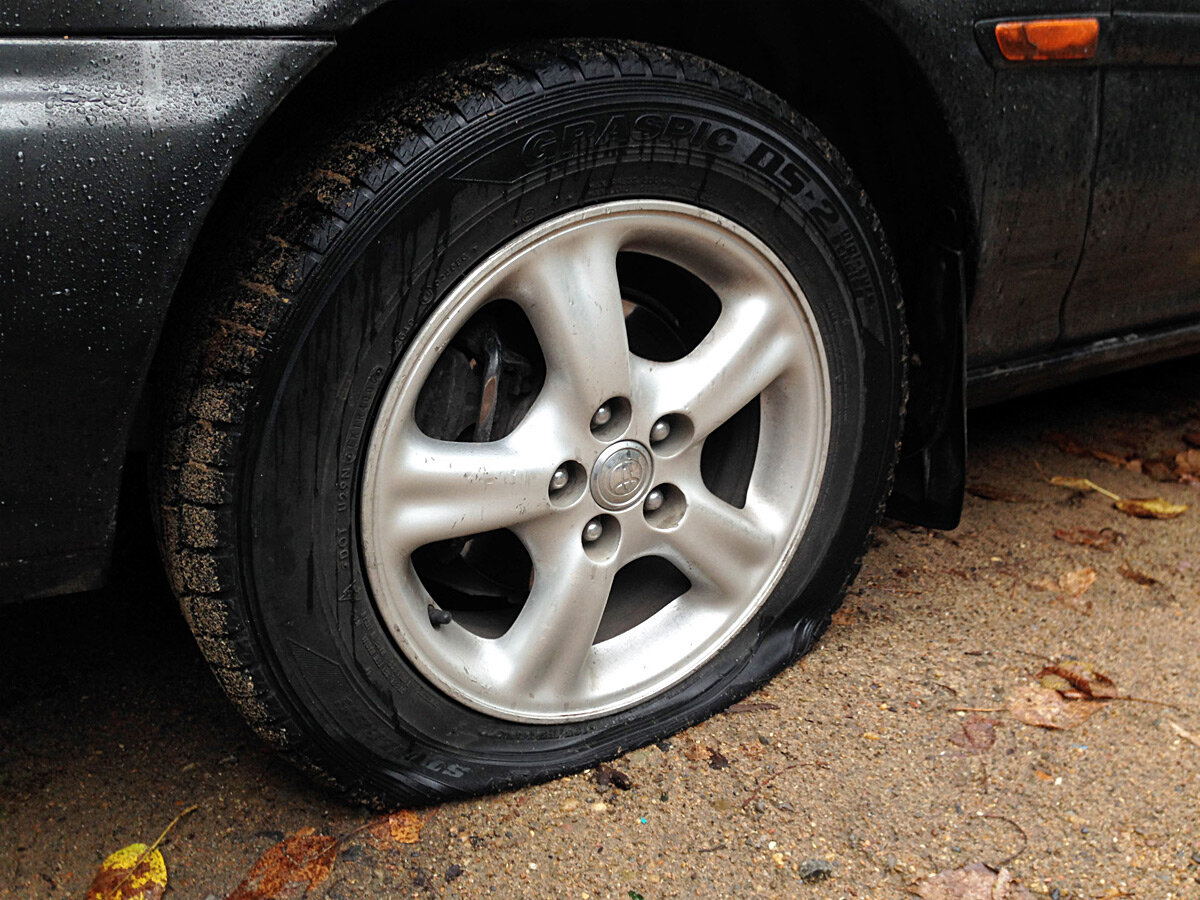 Сосед несколько раз пробивал колеса на моем авто, за то, что я ставлю машину на якобы его место, как я его проучил на долго