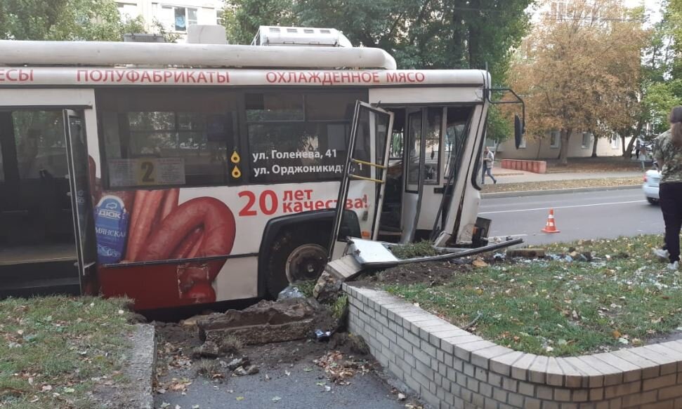 Троллейбус попал в дтп