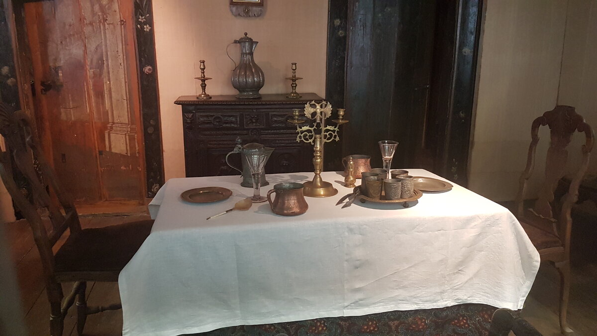                                           Стол, комод, подсвечники...