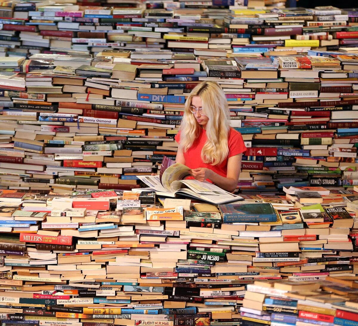 Куча книг. Он написал много книг. Он написал много книг. Много книг. Куча книг.