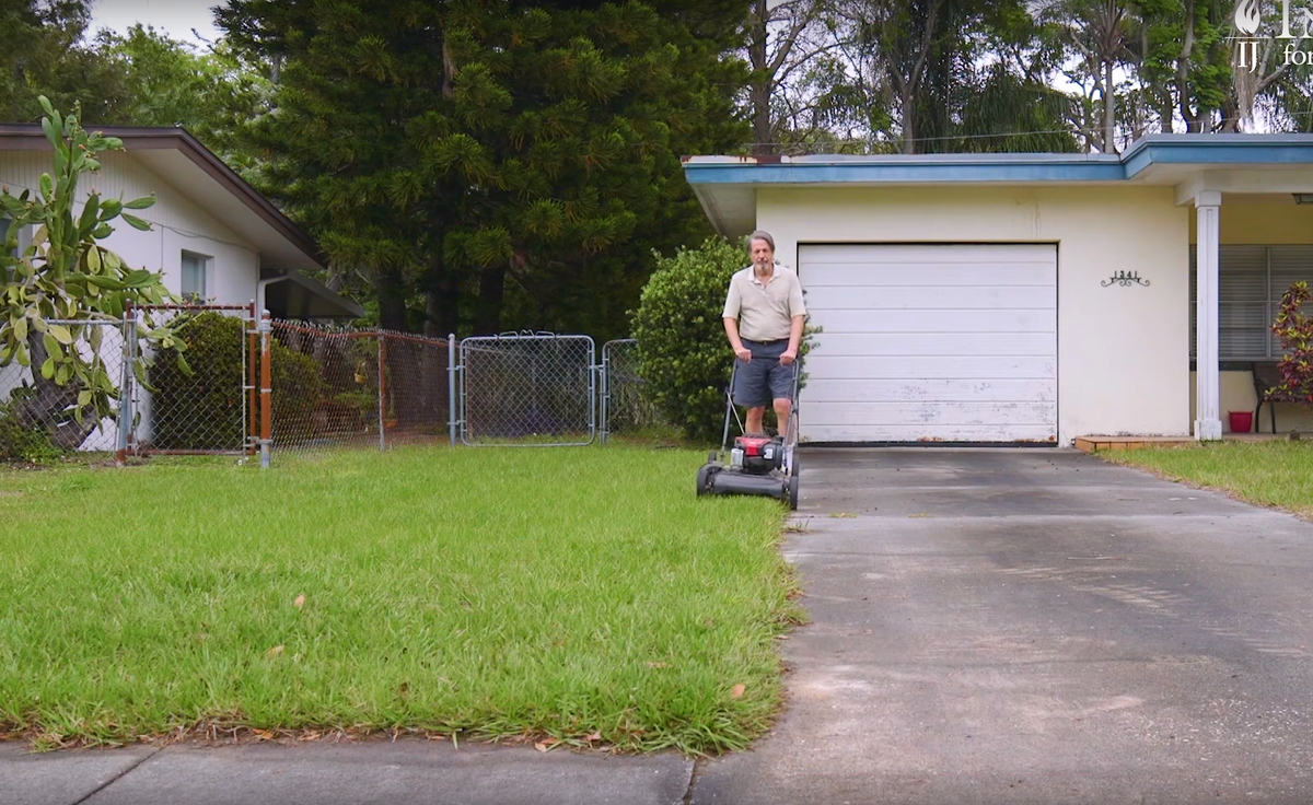 Вот так выглядит общественно-опасный газон Джима.