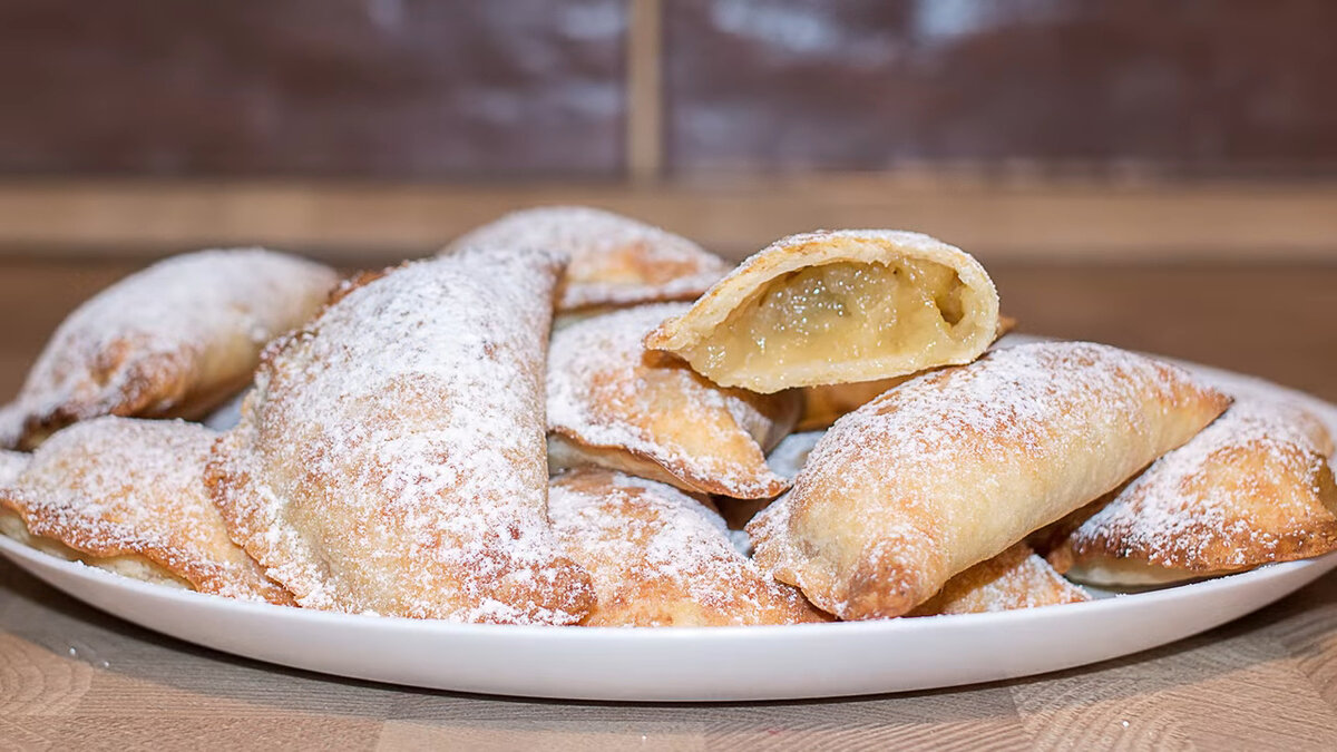 Пирожки с яблоками рецепт с фото. Пирожки из творожного теста с яблоками. Творожные пирожки с яблоками. Яблочный пирог из творожного теста. Пироги из творожного теста с яблоками.