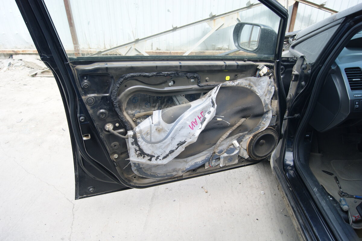 Передняя дверь Honda Civic 8 поколение без дверной карты.