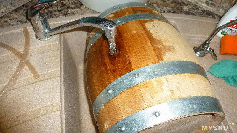 Вощение дубовой бочки. Что заливают в дубовую. Что заливают в дубовую. Самогон в дубовой бочке. Домашнее вино в бочке.