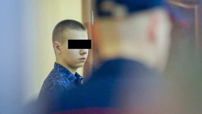 Судьба подростка. Кто виноват?          https://belsat.eu/news/da-13-gadou-kalonii-prysudzili-padletka-yaki-zabiu-vuchnya-i-nastaunika-u-staubtsouskaj-shkole/