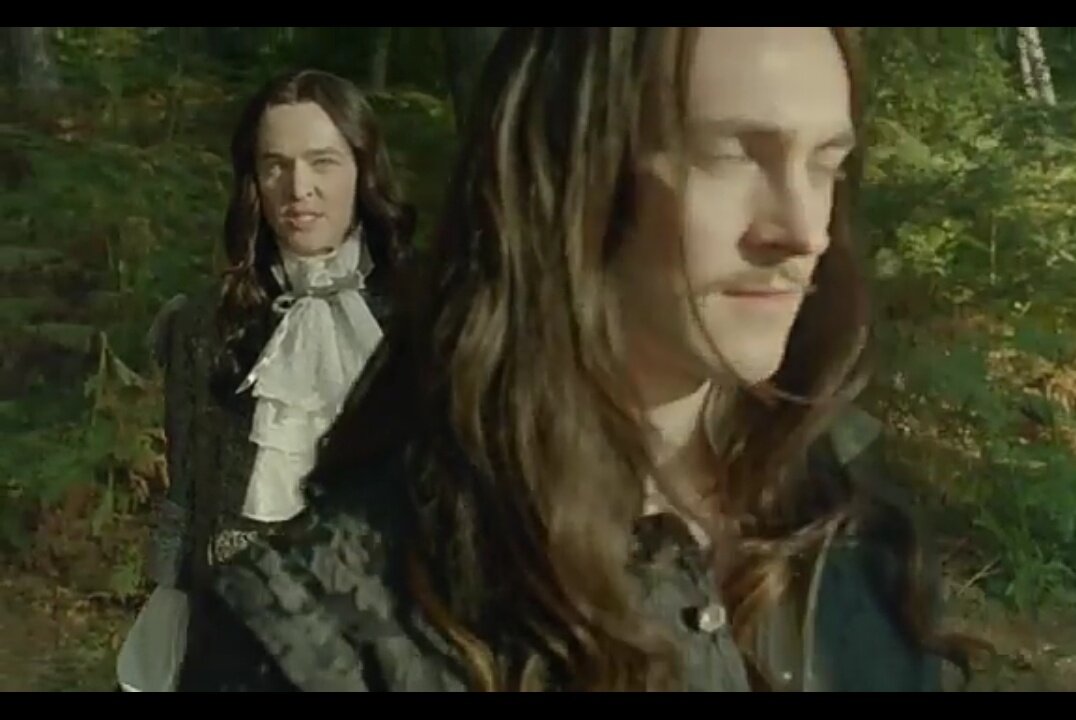 Напряженный разговор между Филиппом и Людовиком/Кадр из сериала «Версаль»