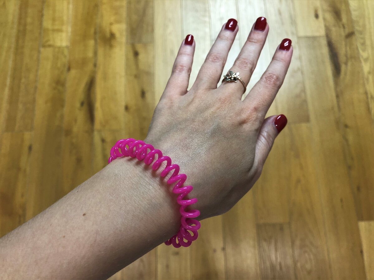 Так Invisibobble рекомендует носить компания-производитель: в виде браслета-украшения