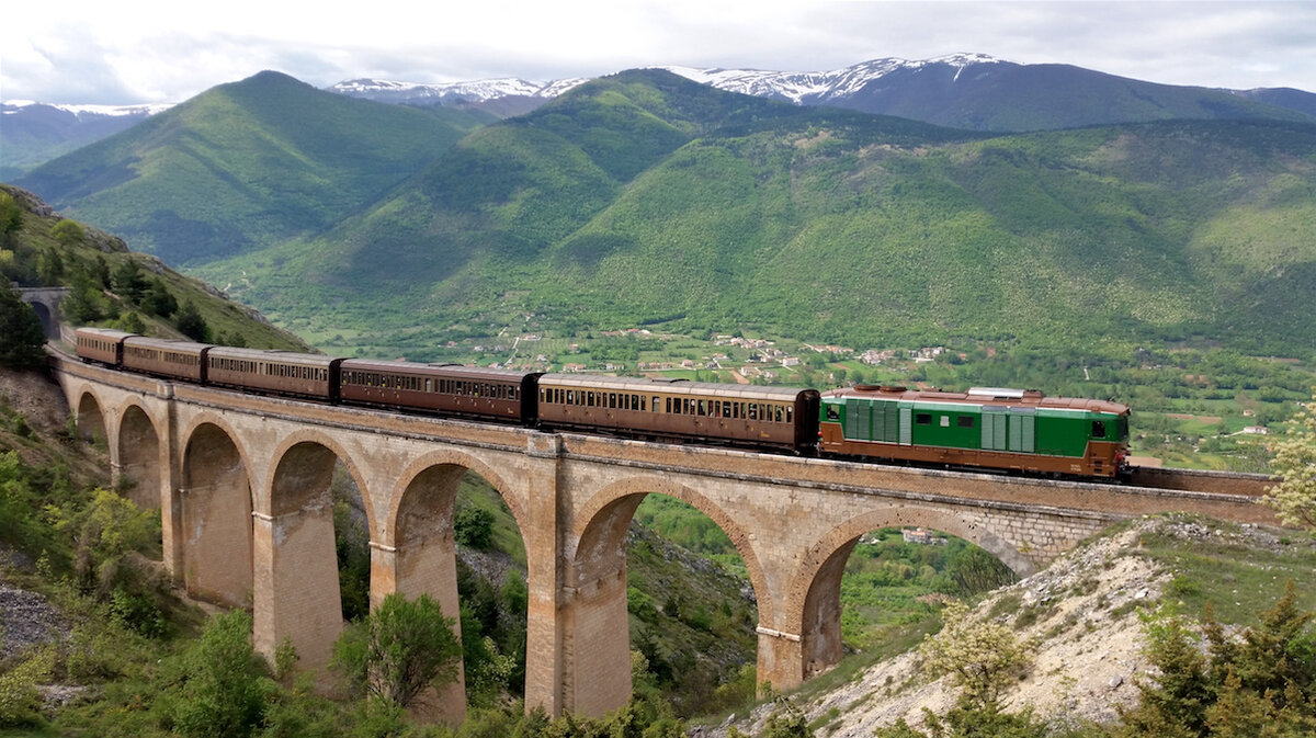 Фото: Viaggiando Italia (маршрут поезда проходит по территории крутейшего заповедника)