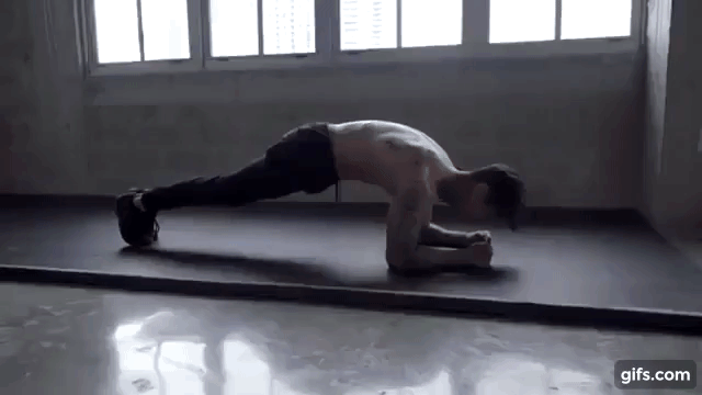 Подведение колена к локтю в планке